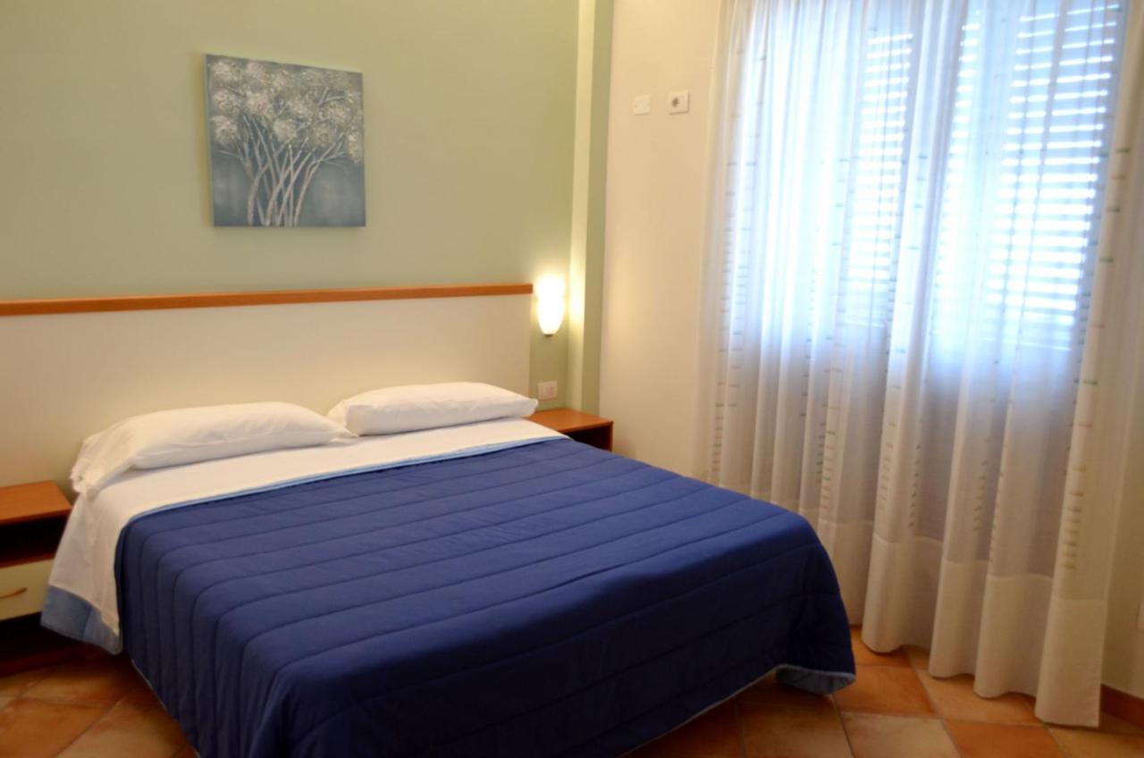Habitación con cama grande y vistas al mar
