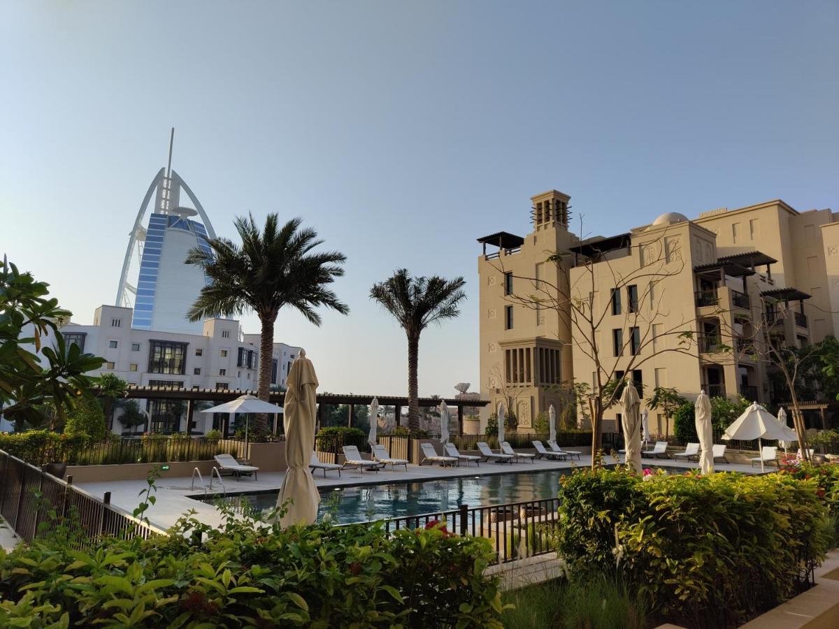 Luxury 2BR Apartment with Iconic Burj Al Arab View from the Swimming Pool - Chambres d’hôtes Dubaï