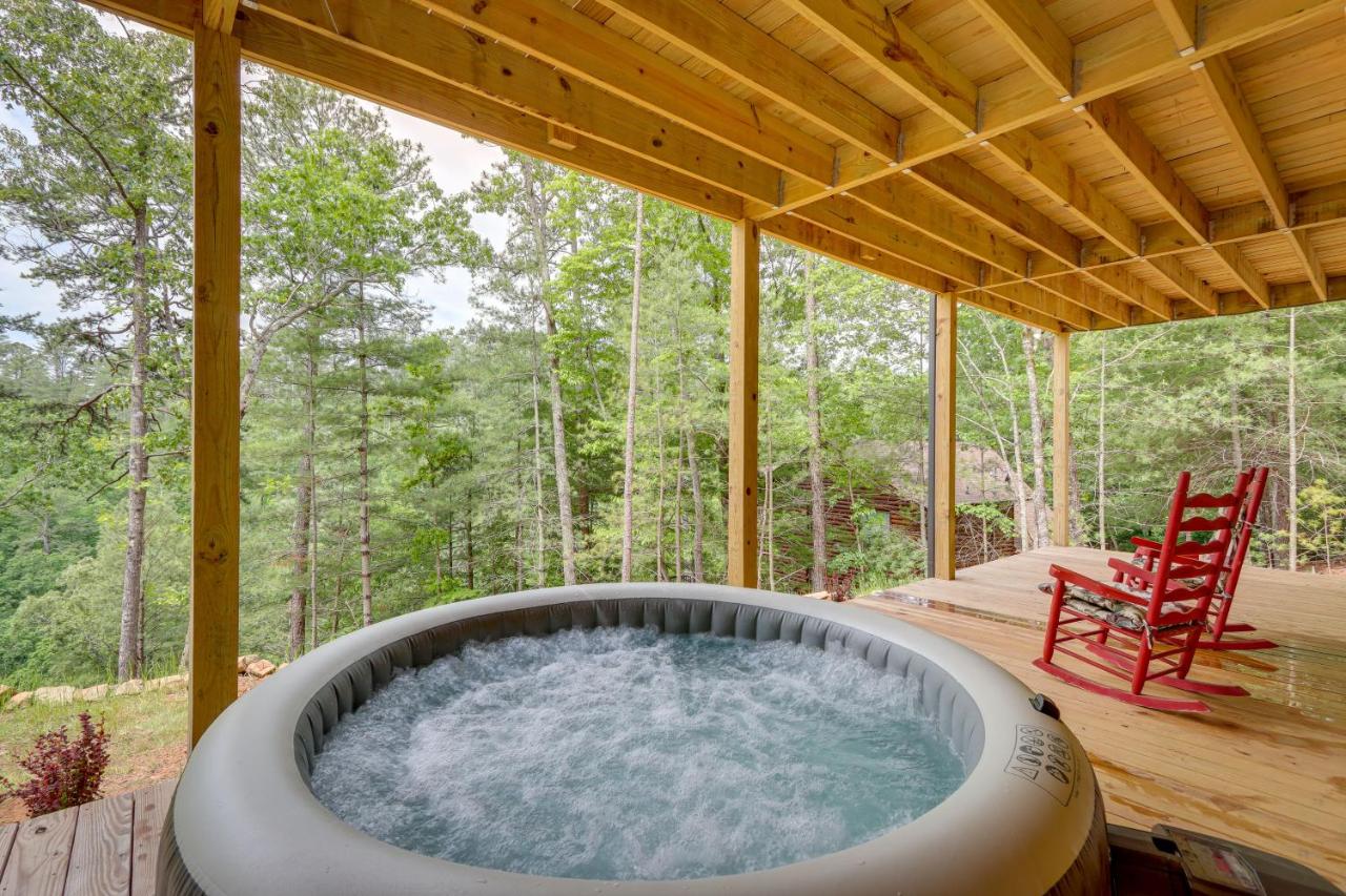 B&B Ellijay - Bright Ellijay Cabin with Decks and Hot Tub! - Bed and Breakfast Ellijay