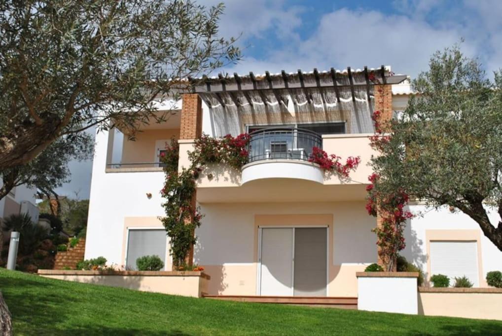 Lovely 3 Bedroom Villa with Pool in Great Location - B&B