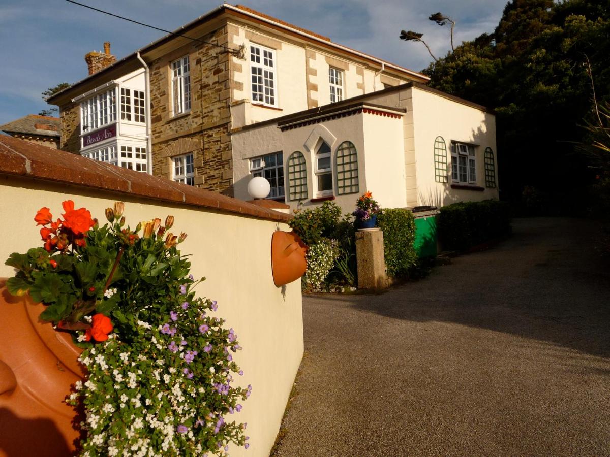 Simply the best ! 4 min walk to Beach, Pubs,Restaurants, Shops, Htd Pool, Hottub, Games rm, Garden, BBQ, Just 6 immaculate holiday homes, Free Parking - B&B