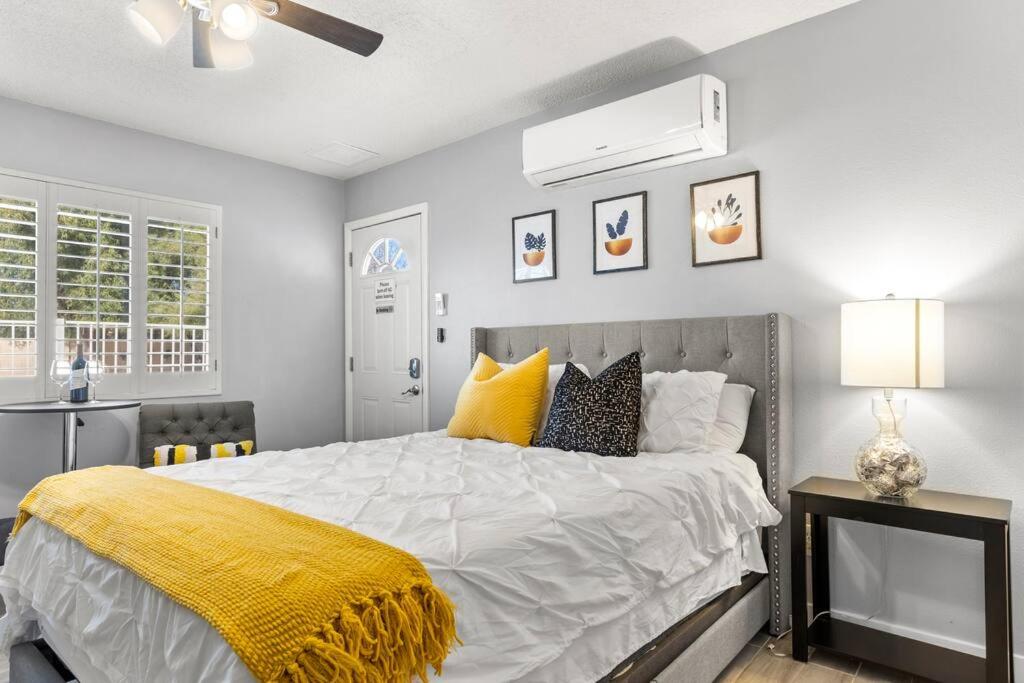 CHARMING STUDIO OVERLOOKING THE POOL. - Ferienwohnung Phoenix