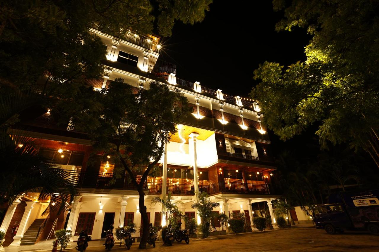 J Hotel - B&B