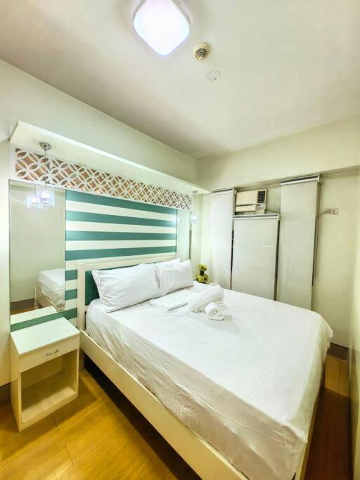 B&B Manilla - Lovely, Modern & Spacious 2BR Condo with Netflix and Pool Access at San Juan near Greenhills! - Bed and Breakfast Manilla