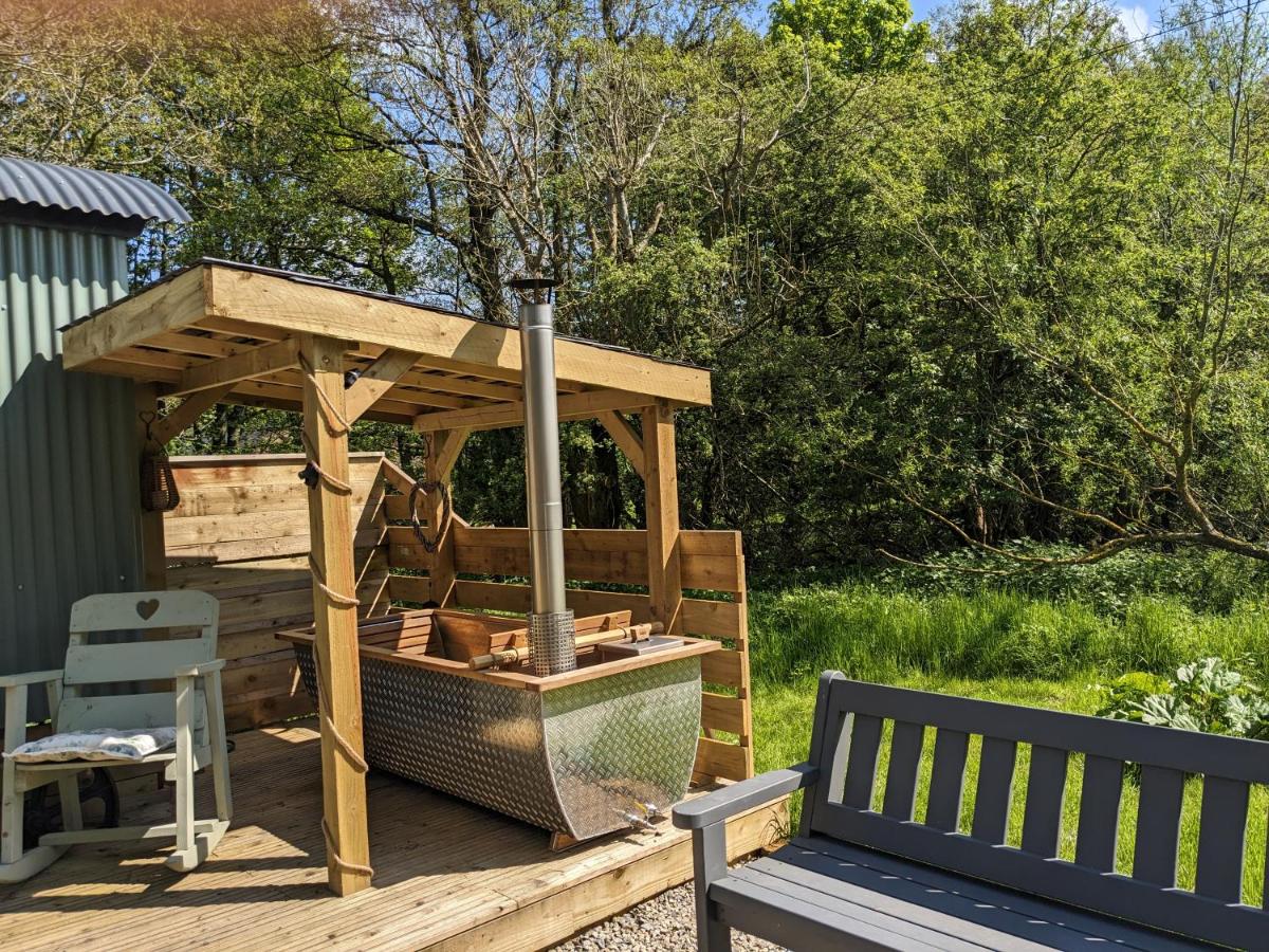 Hut In The Glade, Shepherds Hut with Hot Tub - B&B Firby