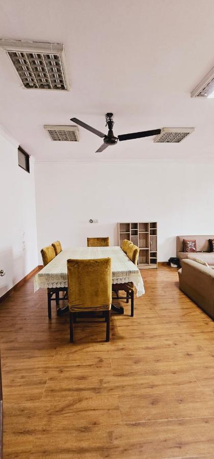 B&B New Delhi - Amazing ! 4 BHK Service Apartment . - Bed and Breakfast New Delhi