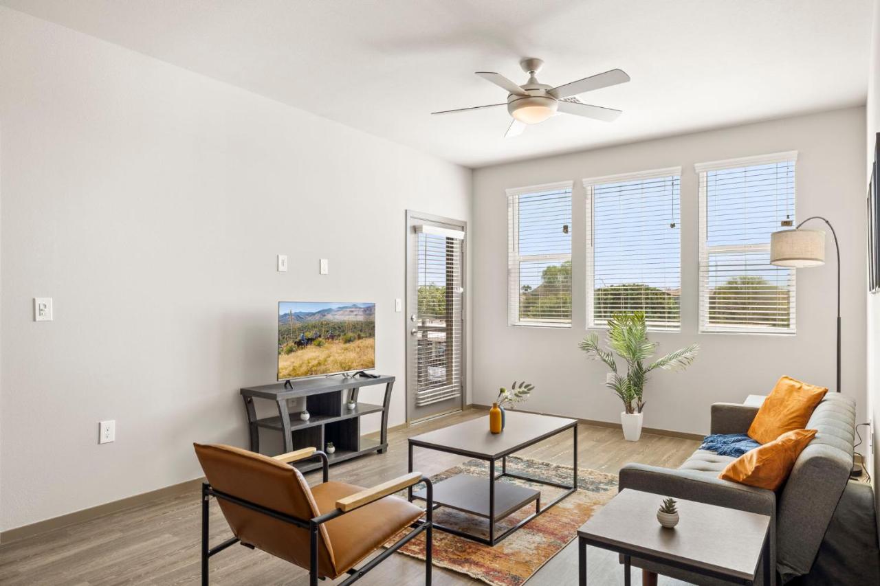 Spacious Westgate CozySuites by stadium with pool 1 - Bed and Breakfast