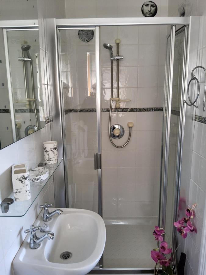 Kamer met Kingsize Bed en Uitzicht op de Bergen