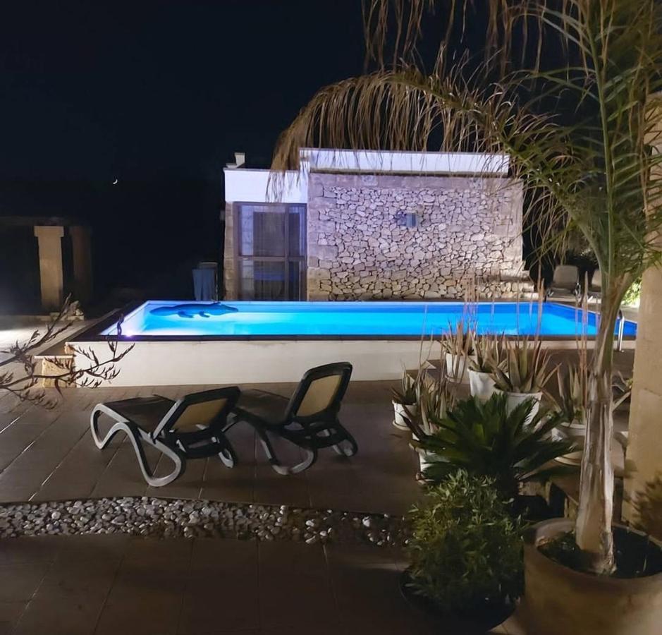 Zimmer mit Kingsize-Bett und Poolblick