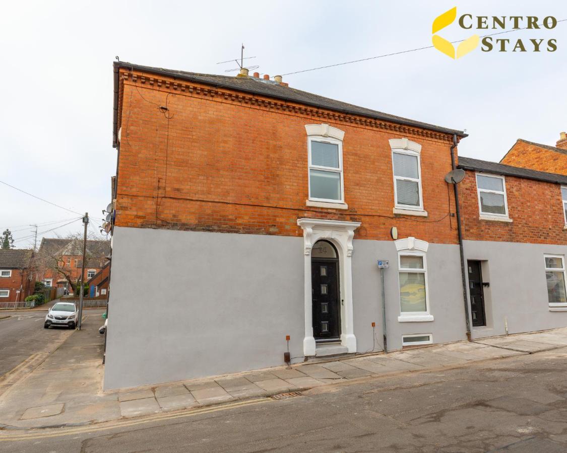 Entire House 3BR 7 Beds Sleeps 8 Ideal for Contractors Families Groups Near Town Centre Hospital Pubs Free Parking WiFi By Centro Stays - Chambres d'hôtes Northampton