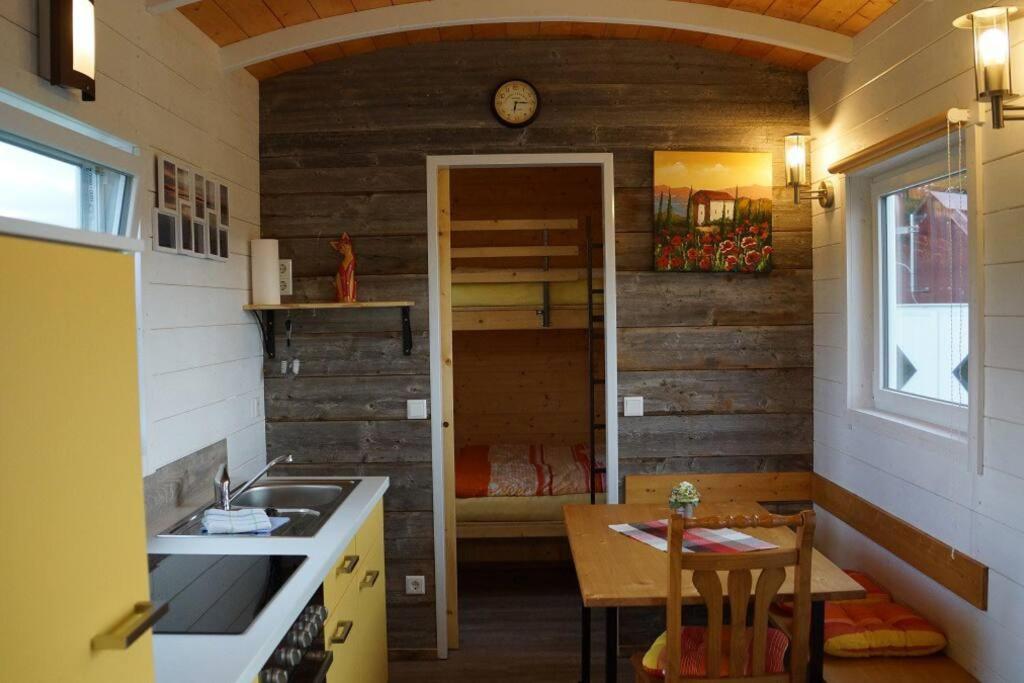 Feriendörfle Fritz - Zirkuswagen (rot) - B&B Ettenbeuren