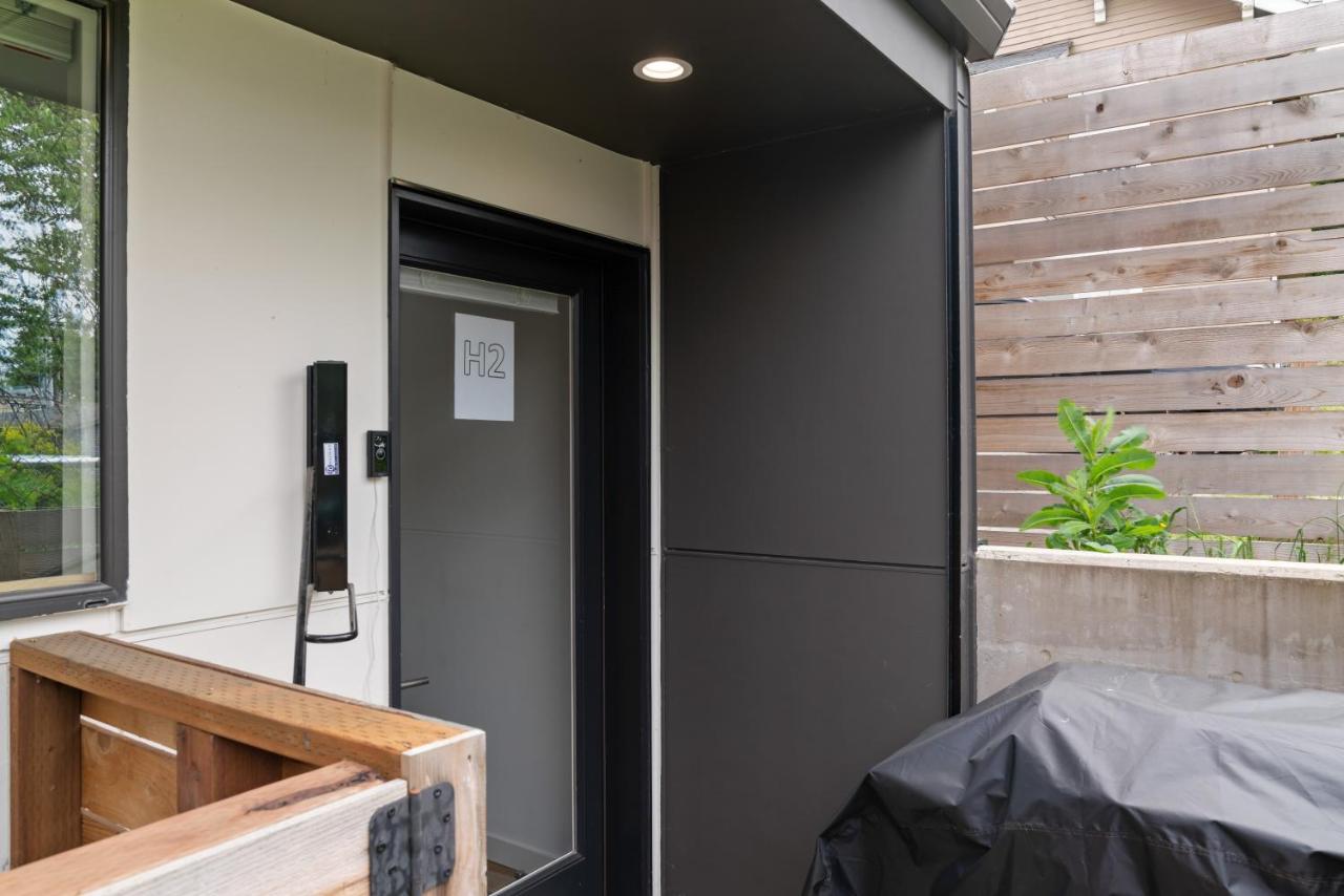 Modern apartment near light rail - B&B