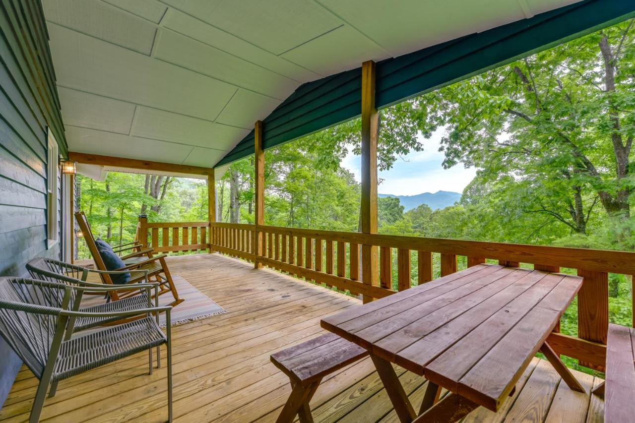 B&B Waynesville - Updated Home with Private Hot Tub and Mtn Views! - Bed and Breakfast Waynesville