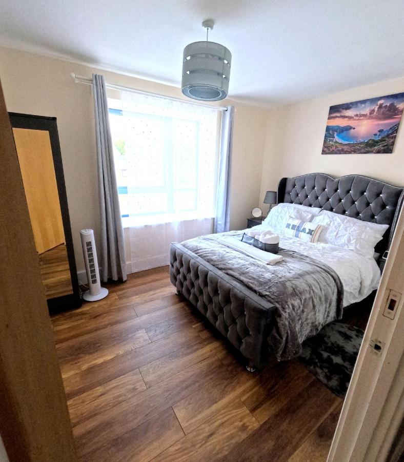 B&B Milton Keynes - Keniji Luxury 2 Bed Apartment - Bed and Breakfast Milton Keynes