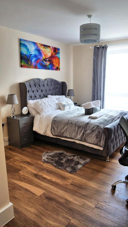 B&B Milton Keynes - Keniji Luxury 2 Bed Apartment - Bed and Breakfast Milton Keynes