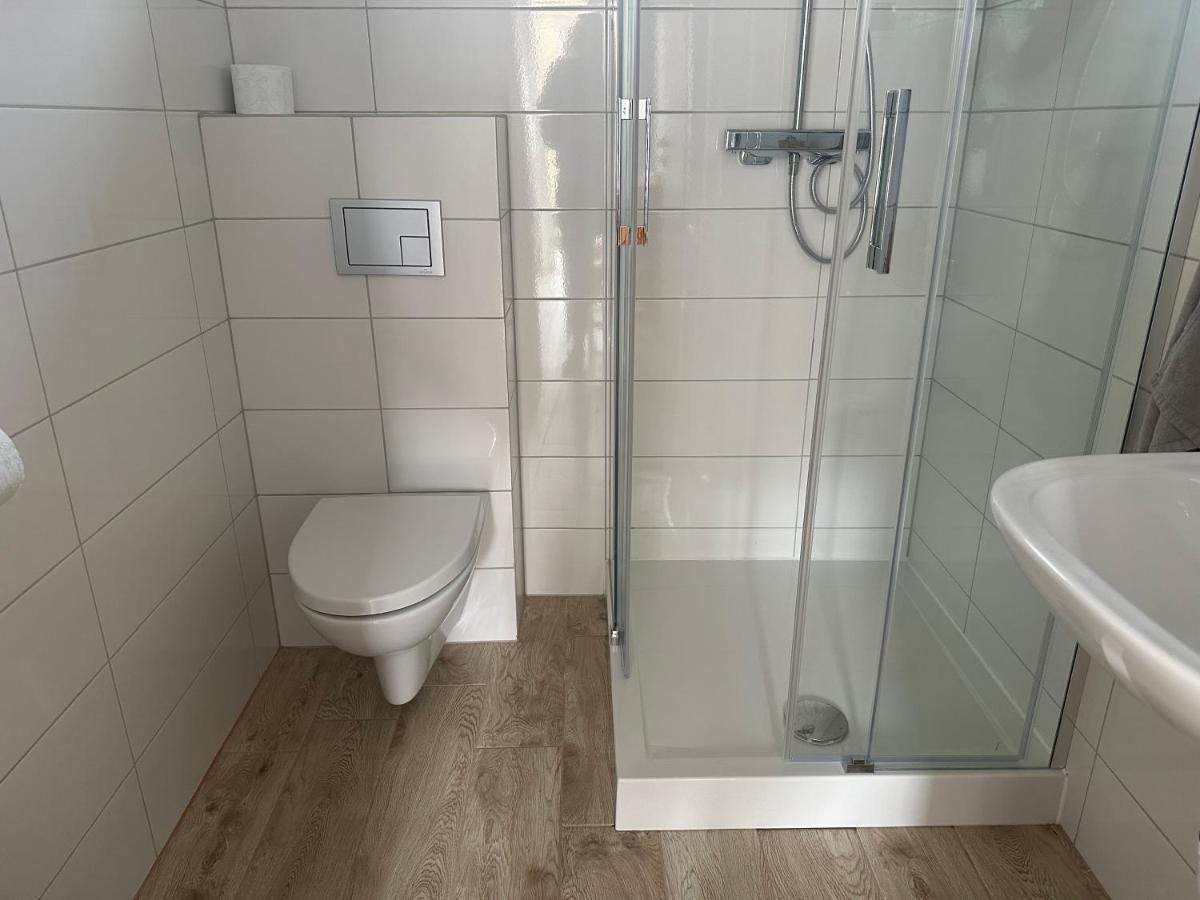 Zweibettzimmer mit eigenem Bad und Balkon