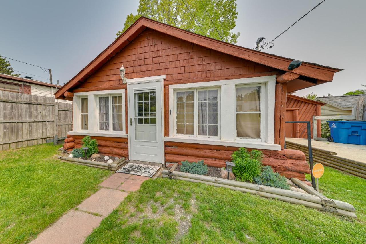 Cozy Houghton Lake Vacation Rental with Fireplace! - B&B