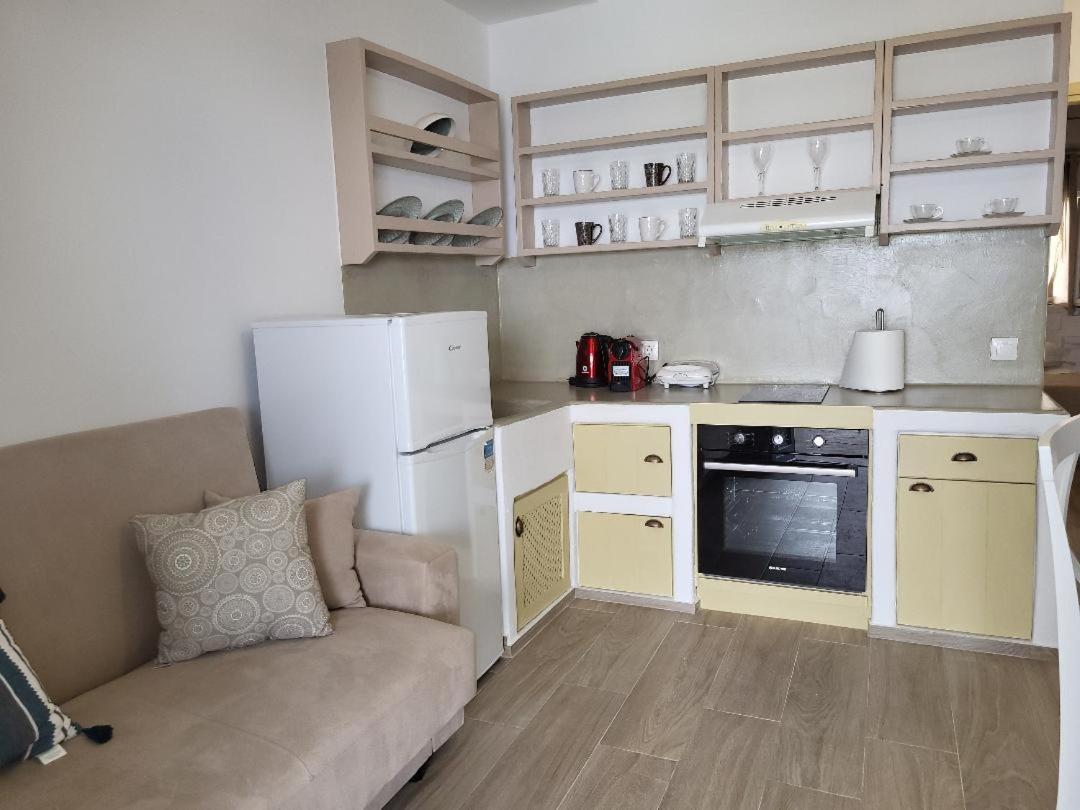 Lareroom 4 Σπίτι μπροστά στην παραλία με μικρή πισίνα - B&B Kýthnos