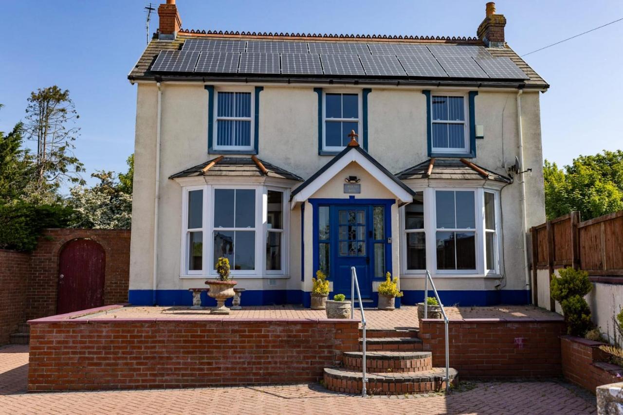 Lamack Vale House, Tenby, 5 Bedrooms with Private Heated Indoor Swimming Pool & Parking - Ferienwohnung Tenby