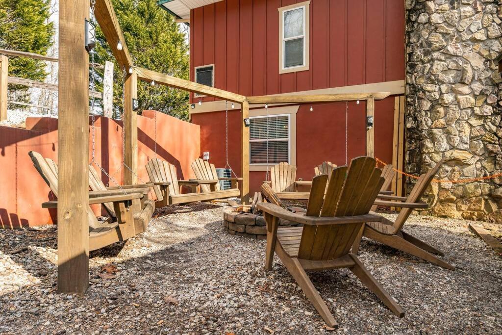 Red Rooster Family Cabin w/Hot Tub+Fire Pit+View - Bed and Breakfast