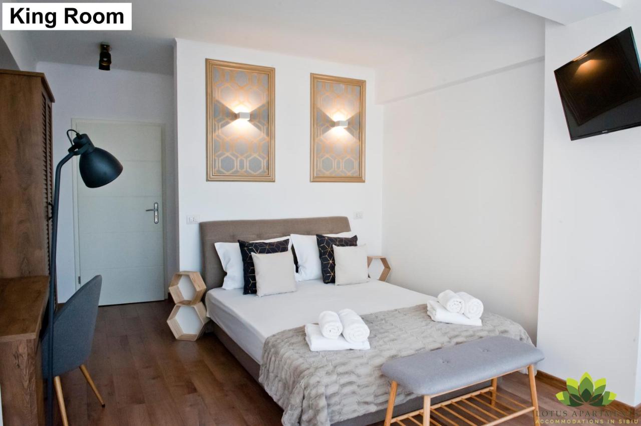 Zimmer mit Kingsize-Bett und Bergblick
