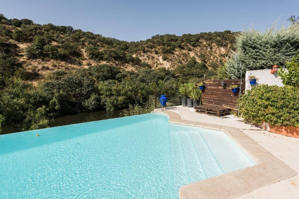 B&B Las Rozas de Madrid - Casa con vistas increíbles, piscina Infinity y jardín con rincones preciosos - Bed and Breakfast Las Rozas de Madrid