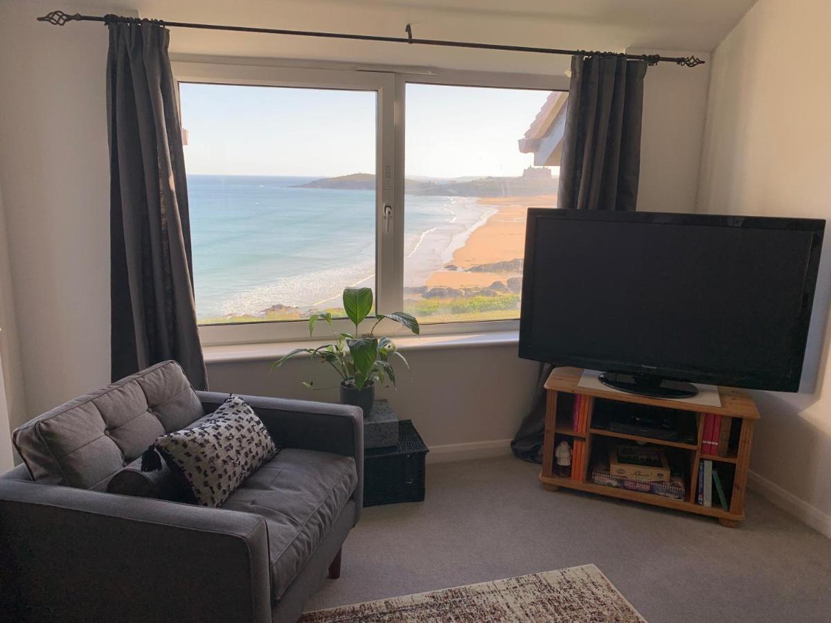B&B Newquay - Two bed flat with stunning views over Fistral Bay! - Bed and Breakfast Newquay