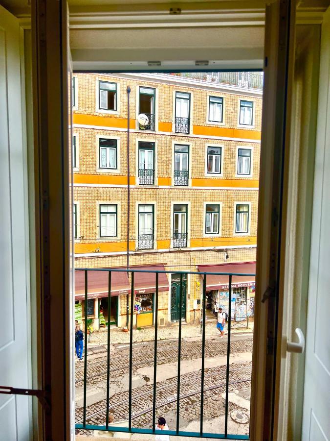 Discover Lisbons History - Stylish apartment in Alfama - B&B Lisbona