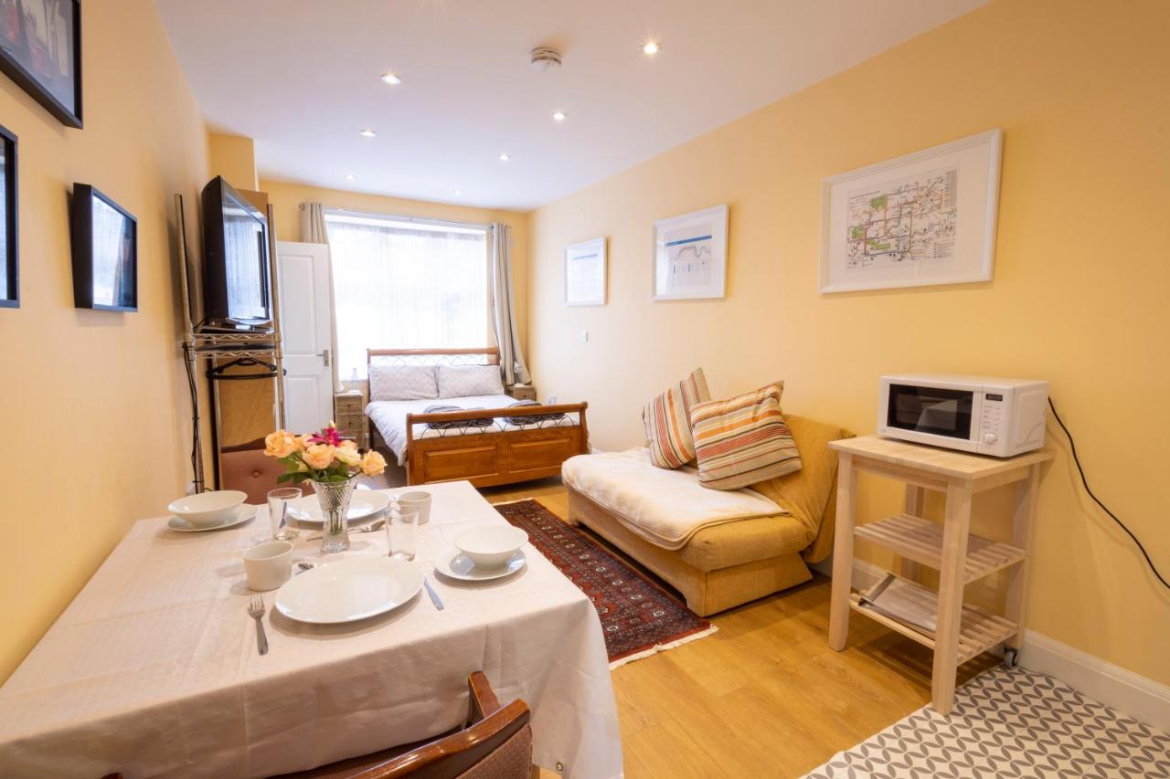 B&B Stonegrave - London VEGETARIAN Smoke & Pet Free En-suite with EV parking - Bed and Breakfast Stonegrave