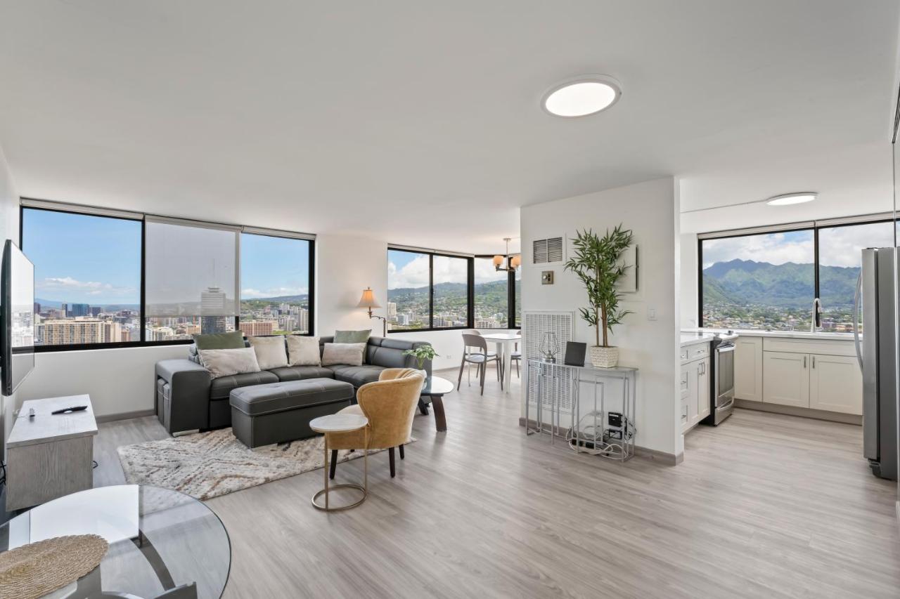 Hawaiian Monarch Penthouse 104 by Hawaii Ocean Club - B&B