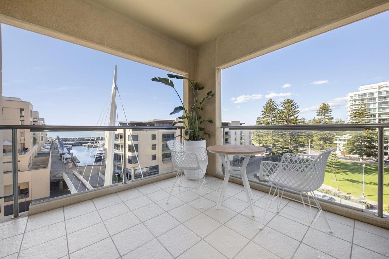 Belle Escapes - Park View Apartment at The Pier - Bed and Breakfast Glenelg
