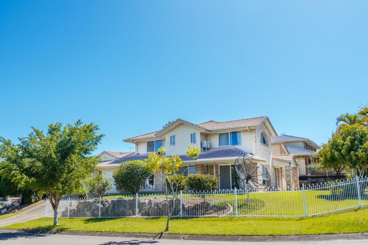 Spacious newly redecorated 5BD Family Home - B&B