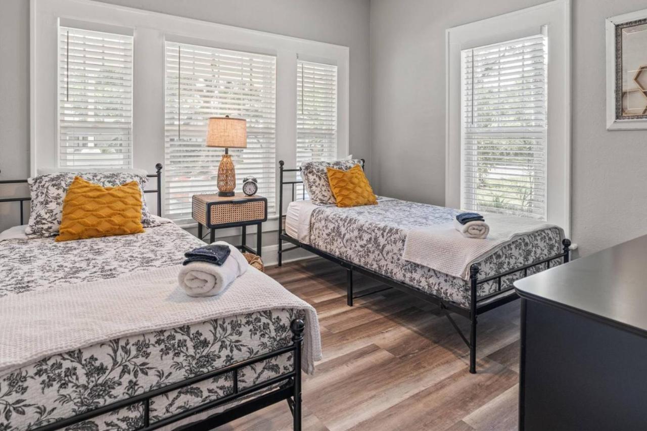 BeeKeeper's Inn - Beautifully Renovated 1929 Bungalow with 2 Bedrooms on Brick Street near Tampa's Attractions - Ferienwohnung