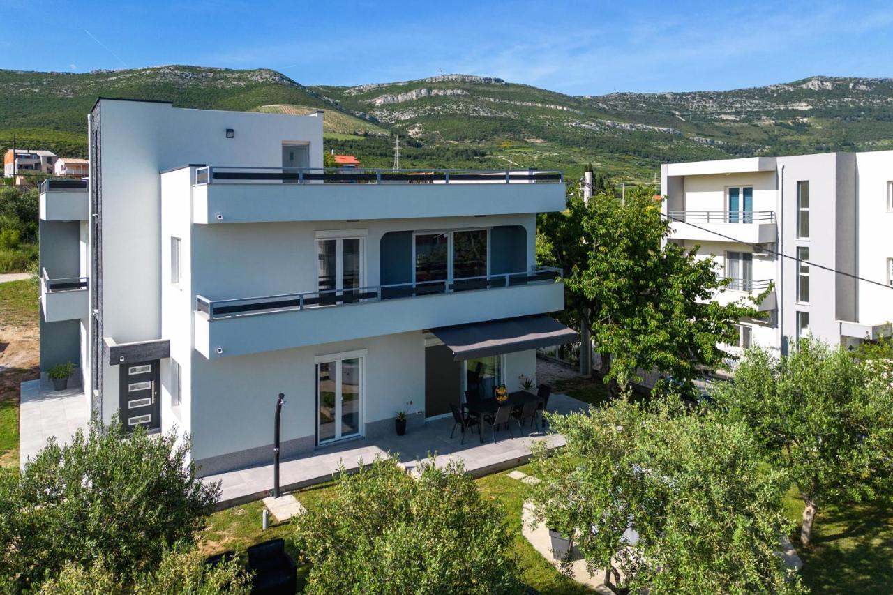 Oasis with jacuzzi - B&B Kaštel Novi
