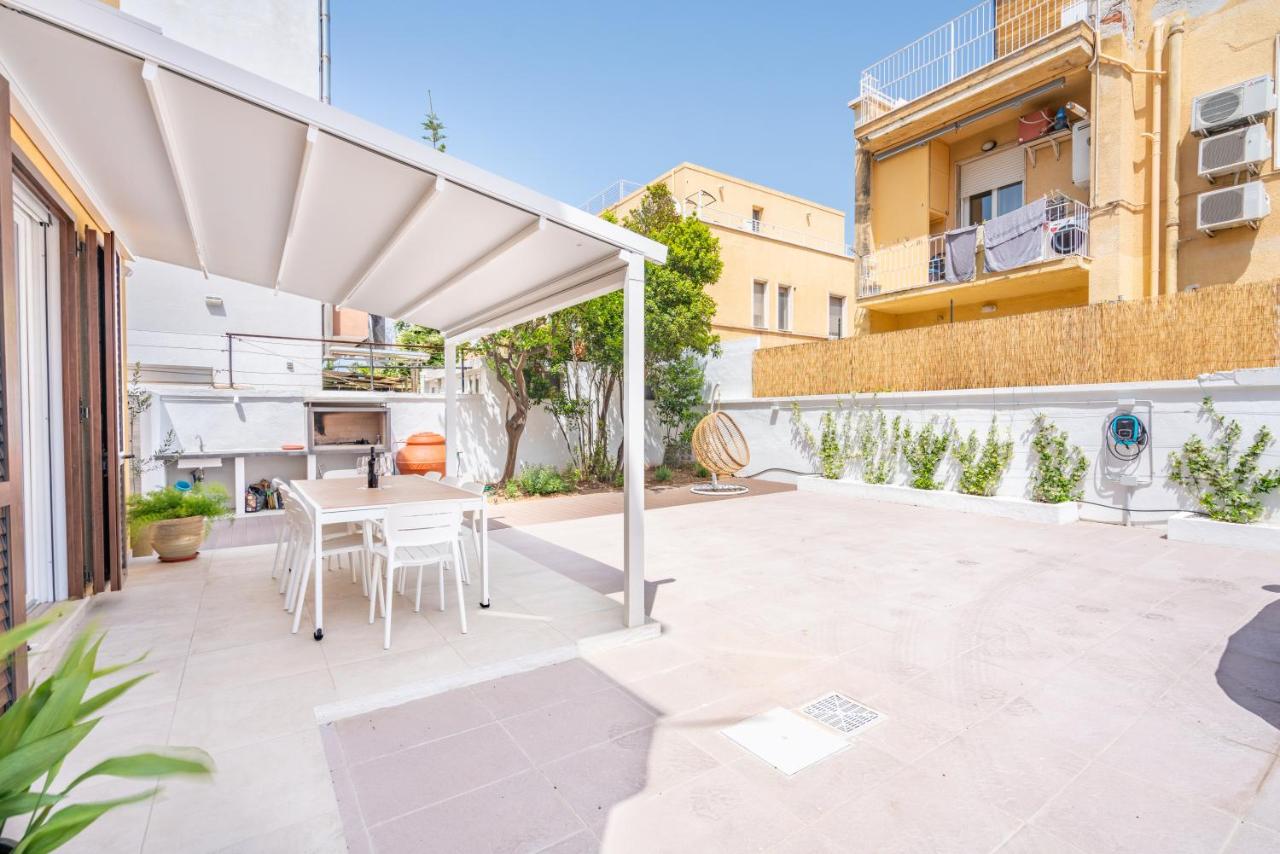 Oltremare, Patio, two steps from the sea - B&B Cagliari