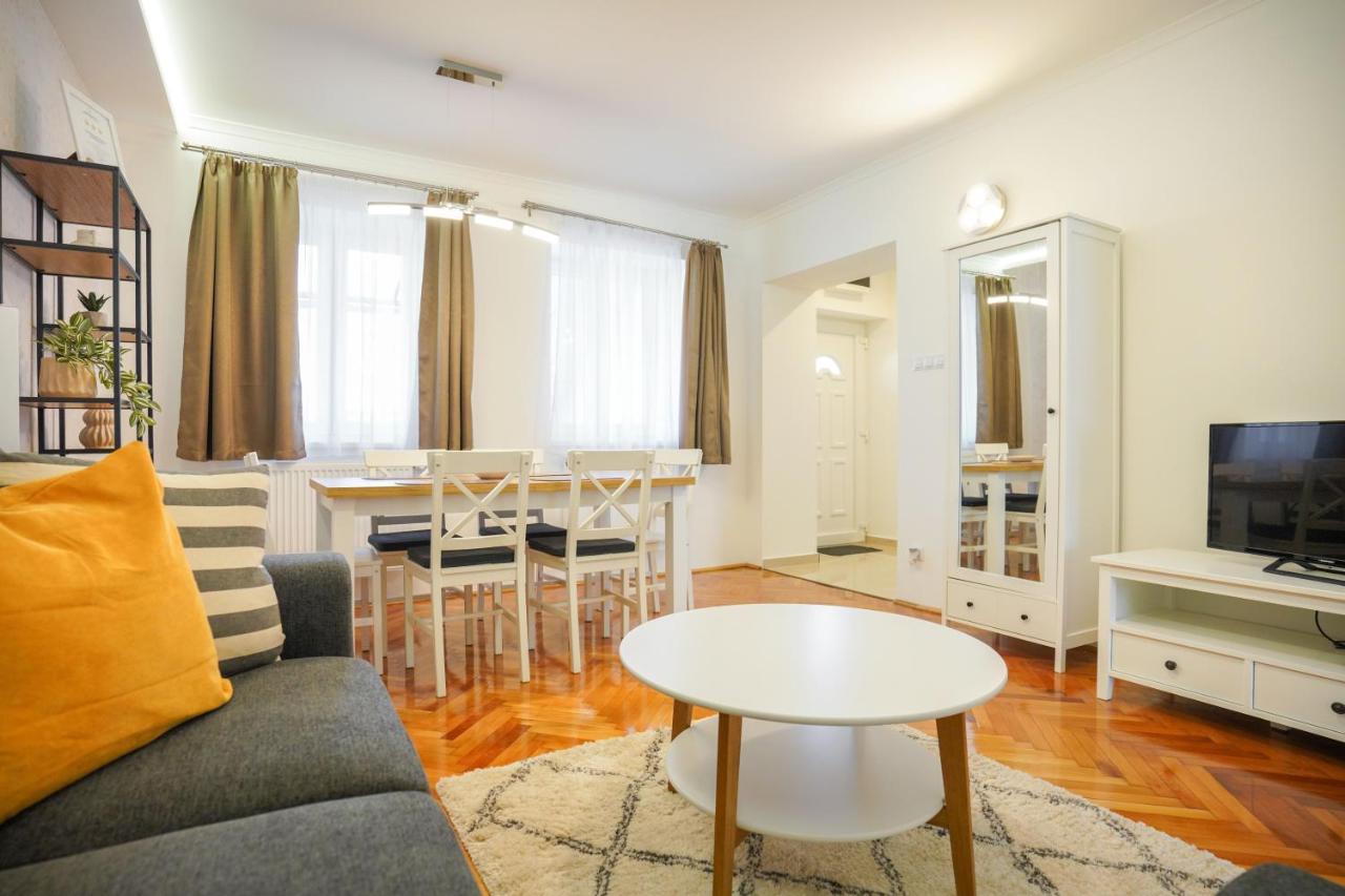 Piroska Bartóktéri Apartman 02 - B&B