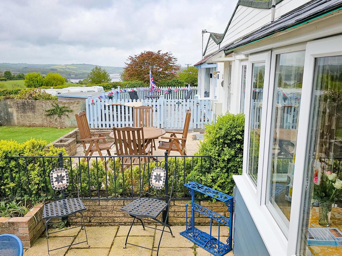 Dart Haven - cheerful holiday bungalow in Galmpton - B&B