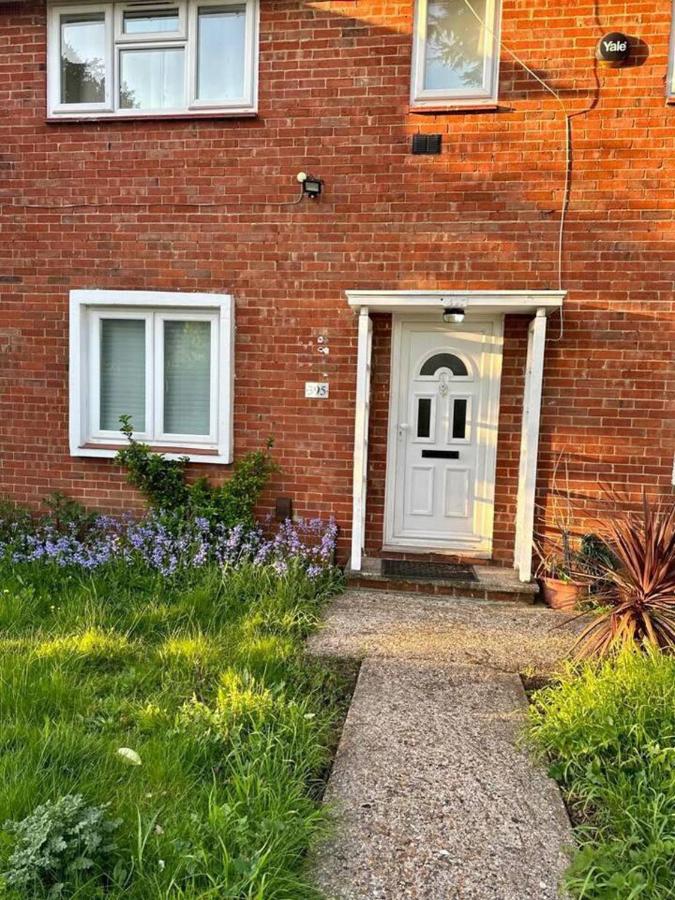 Spacious 3-Bed House with car park near Heathrow - B&B