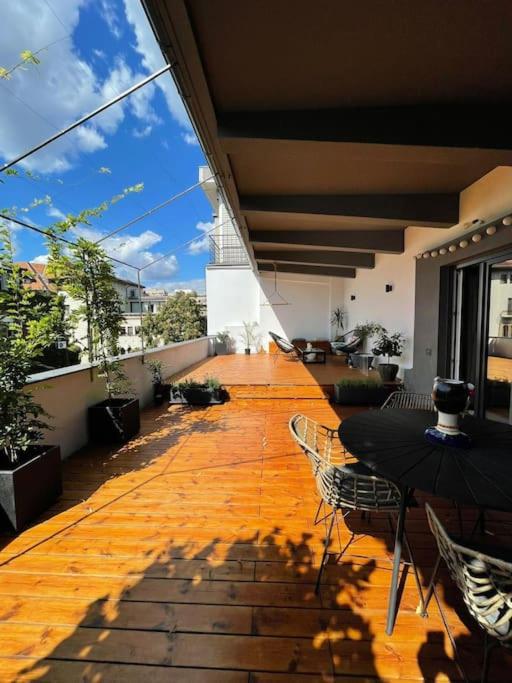 Stunning 1BD flat with 50m2 terrace in the city center - B&B