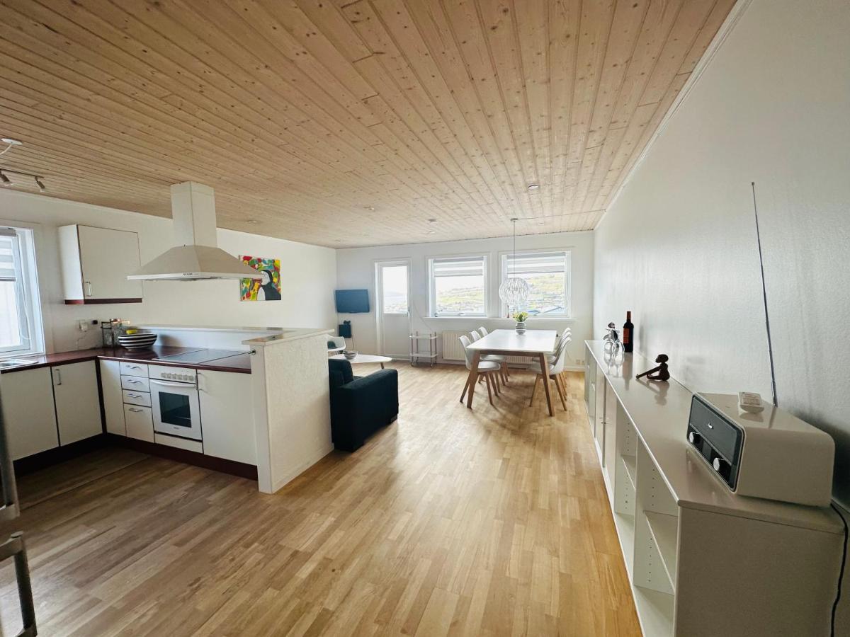 Great apartment with sea view & balcony - B&B Tórshavn