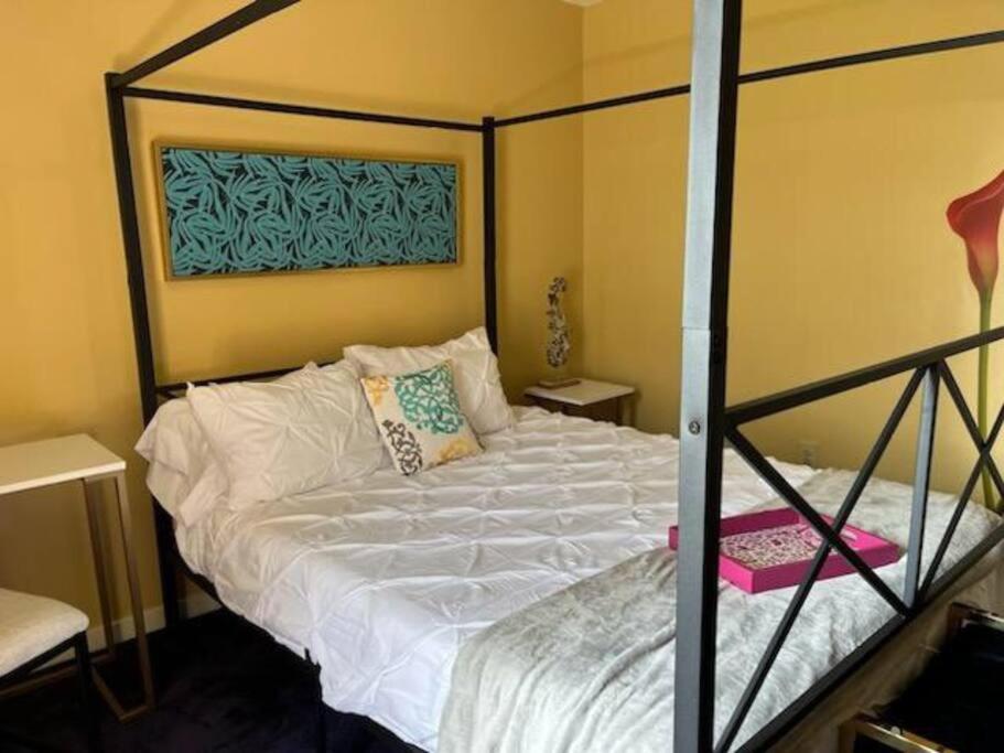 A Bliss of Color Townhouse - B&B Jackson
