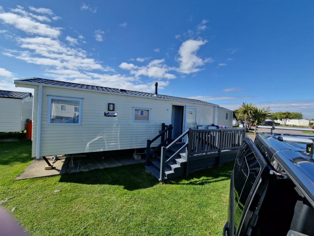 Seaside Holiday Home Inside a Resort - B&B