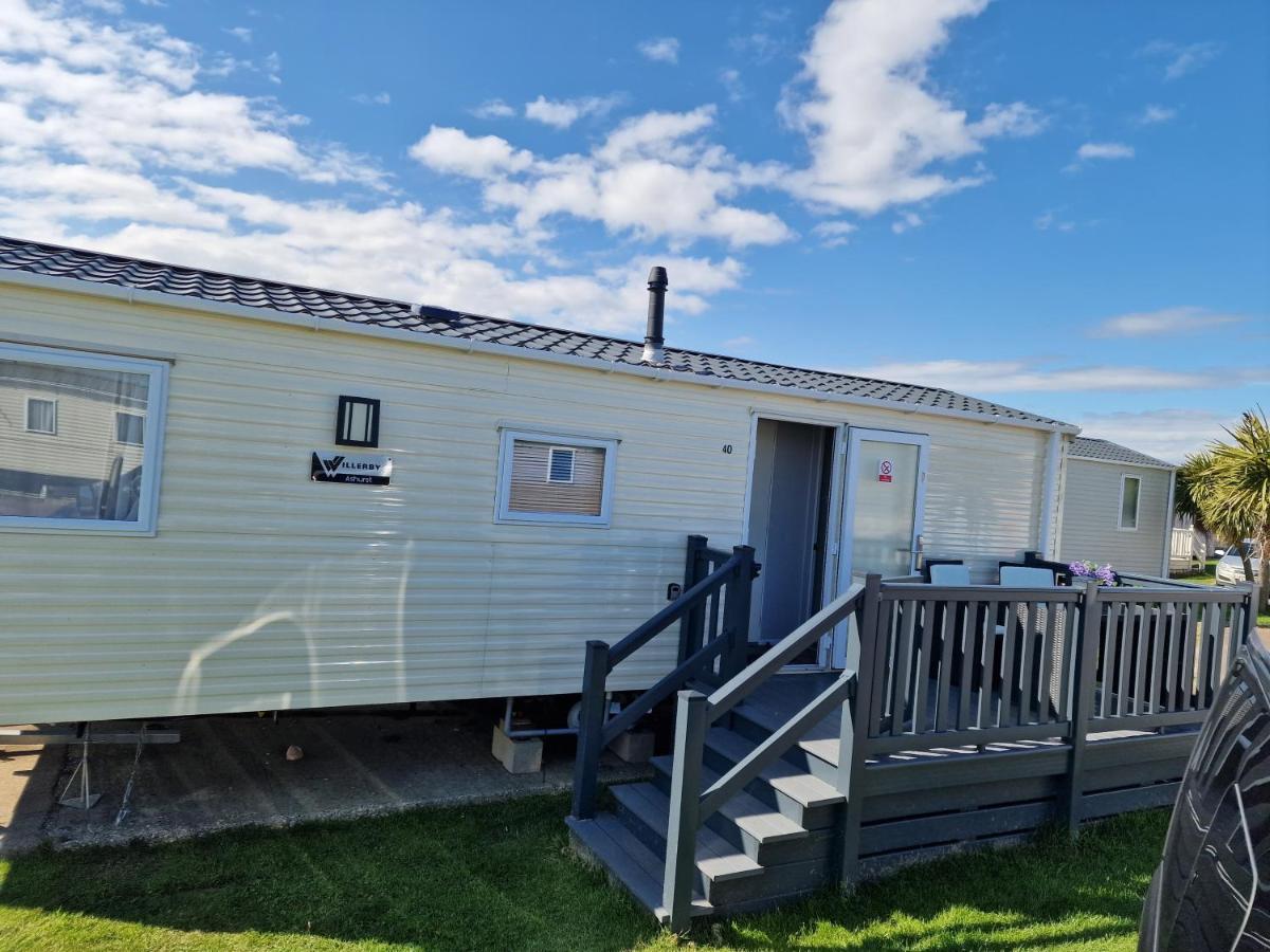 Seaside Holiday Home Inside a Resort - B&B Selsey
