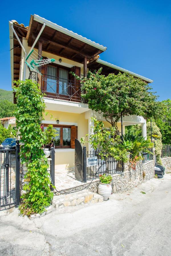 Traditional family villa southern lefkada - B&B Sívros