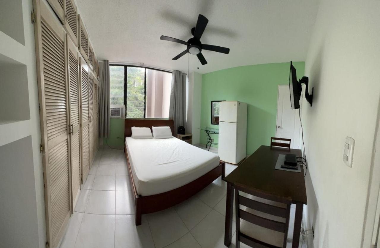 Habitación amplia con baño privado en Apartamento familiar - Chambres d’hôtes Panamá