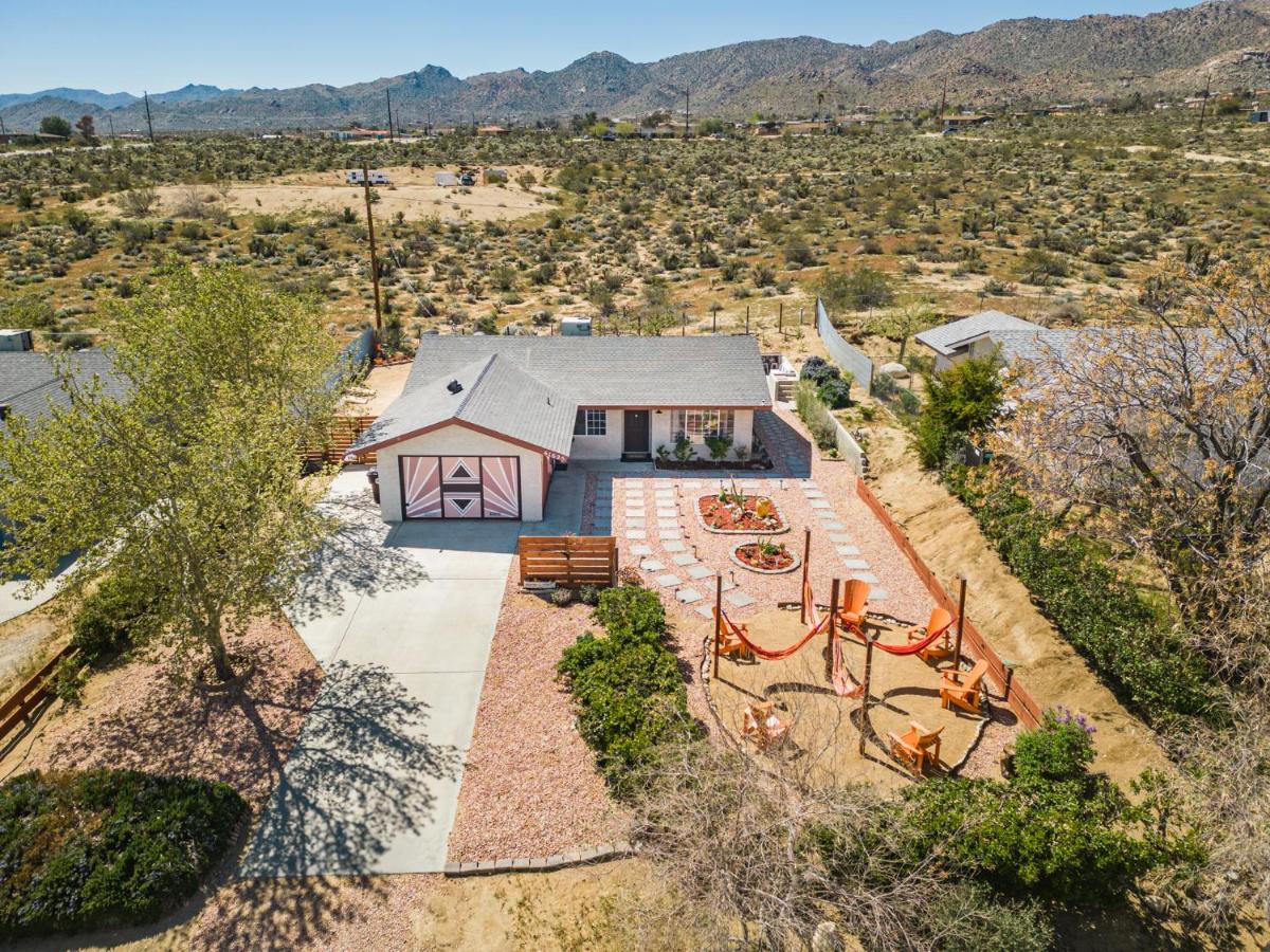 Hot Tub, Games, King Bed, Fire Pit, BBQ Grill, minutes from National Park and Views - Chambres d'hôtes Joshua Tree