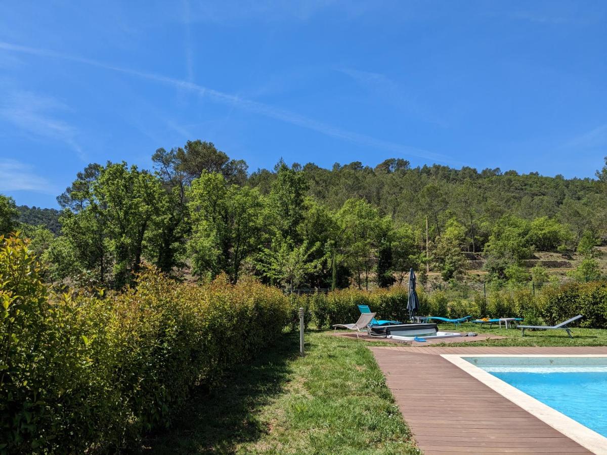 Estudio con vistas a la piscina