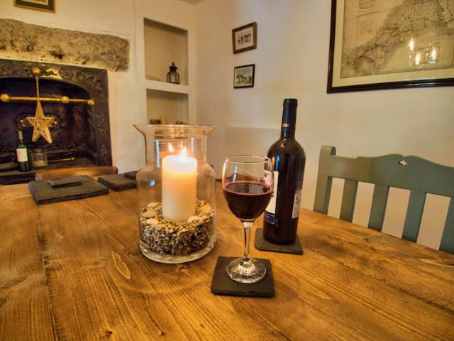 Knocker Cottage is a 3 bedroom made up of 1 double bedroom and 2 small double bedrooms in small village 10 min to beaches - Bed and Breakfast Camborne