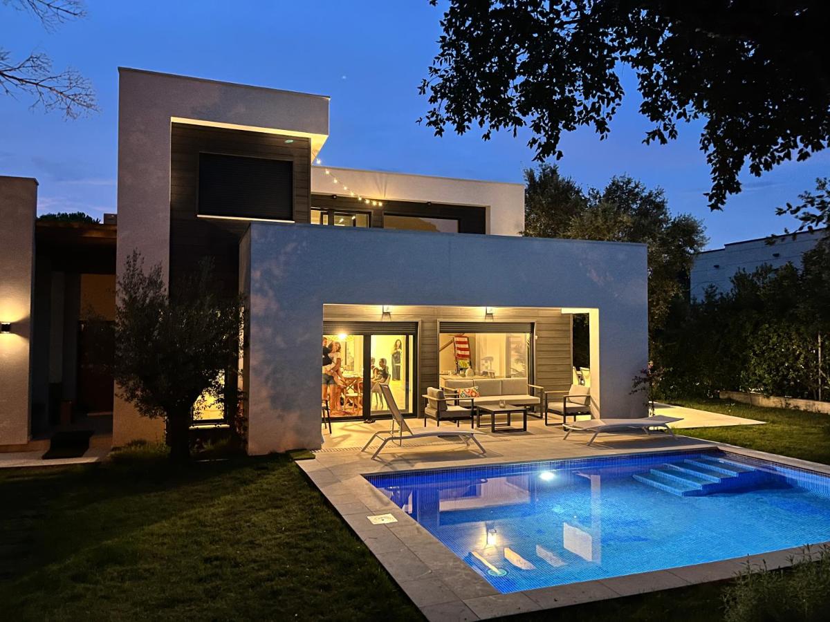 Villa Calella - with Private Pool - B&B