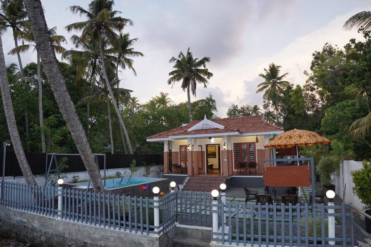 B&B Narakal - CHERAI RIVER VIEW POOL VILLA - Bed and Breakfast Narakal